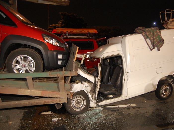 Batida entre carro e caminh&atilde;o- cegonha deixa um ferido na zona ...