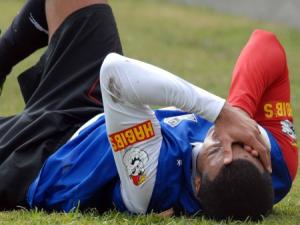 Lucas bate a cabeça em colega e desmaia em treino do São Paulo