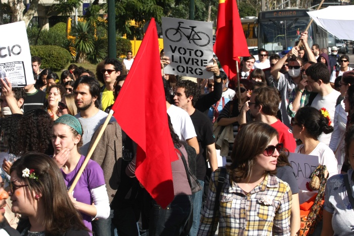 Quase 60% dos jovens brasileiros não se identificam com partidos