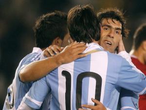 Messi faz um gol e dá duas assistências em goleada argentina