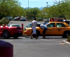 Pitboy dono de Ferrari esmurra motorista de táxi em Las Vegas