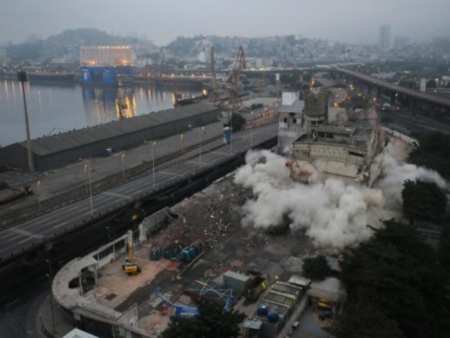 Implosão do antigo moinho Marilu dura sete segundos