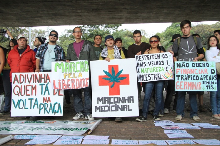 Manifestantes se reúnem na tarde deste sábado (2) na avenida Paulista (Daia Oliver/R7) marcha