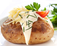 Quer fazer um lanche rápido? Batata recheada vai ao microondas