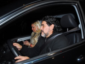 Diego Maradona bate o carro e sofre ferimento no joelho, diz TV