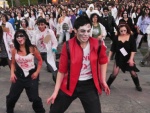 Protestos no Chile reúnem musa e "Michael Jackson"