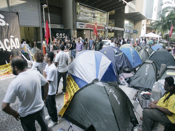 Professores e profissionais de educação se reúnem nesta terça para avaliar os rumos da greve (Paulo Araújo / Agência O Dia) Barracas professores