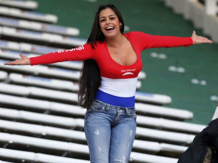 Larissa mostrou que continua a musa do Paraguai após a vitória de sua seleção sobre o Brasil. Relembre
