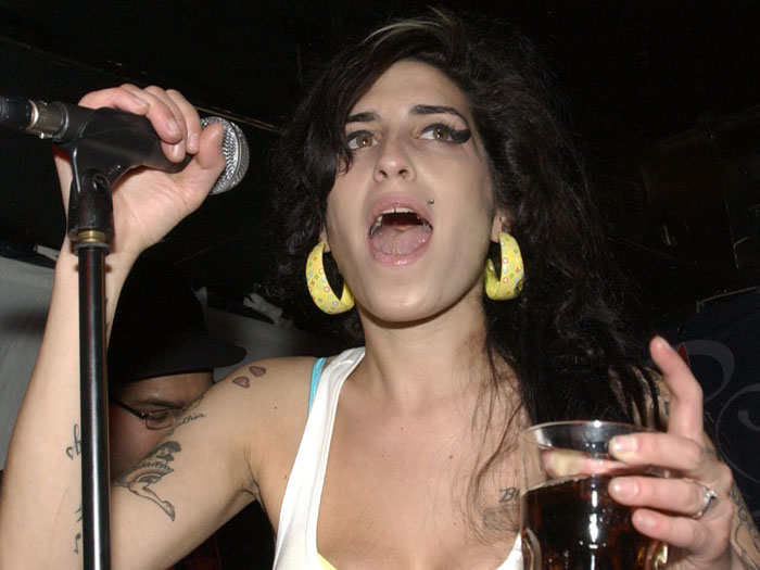 No fim de 2007, Amy se apresenta em uma cidade da Califórnia, nos Estados Unidos, com um copo de bebida alcoólica