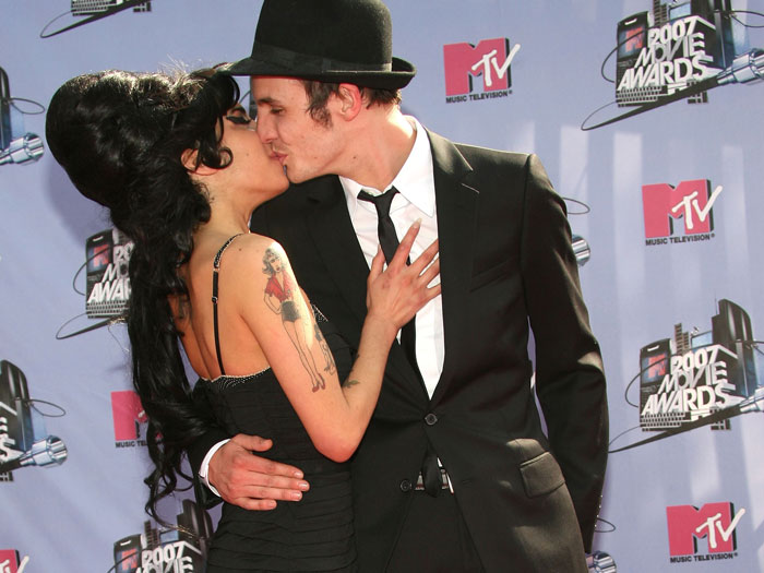 Amy Winehouse e o então marido Blake Fielder-Civil chegam para a festa da  MTV Movie Awards, em 2007, na Universal City, Califórnia. Os pombinhos mostram o...