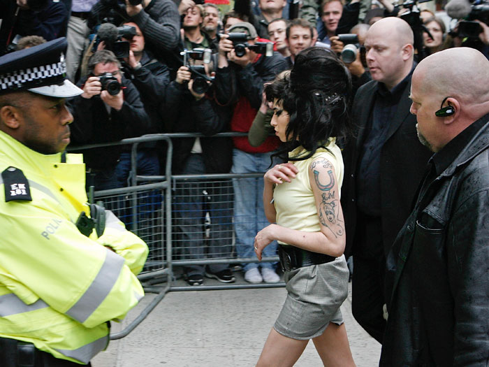Em 2008, Amy é levada a julgamento por uma briga que teve numa casa noturna de Londres