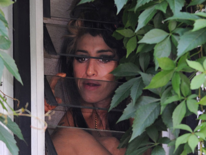 Ainda no mesmo ano, a cantora aparece nua na janela de sua casa em Westminster, na Inglaterra