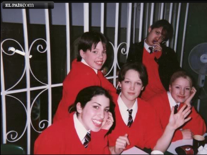 Sorridente, a cantora com as amigas de escola na adolescência