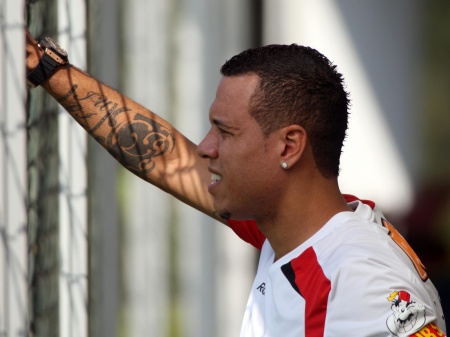 Ainda sem jogar, Luiz Fabiano fez nova cirurgia na última quinta-feira (Gazeta Press) luis-fabiano-450
