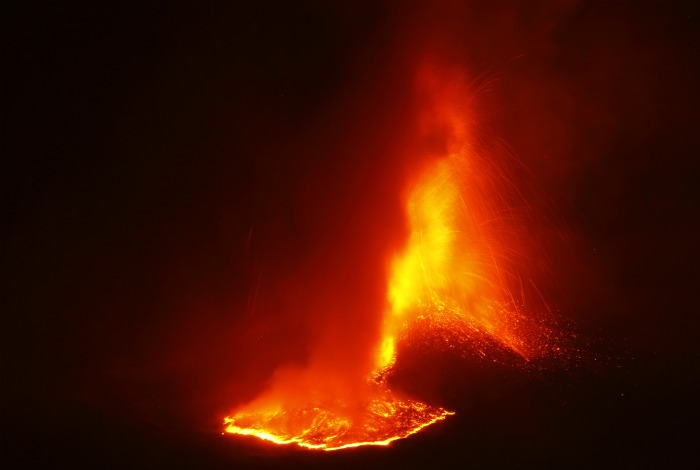O vulcão Etna, na Sicília, entrou em atividade mais uma vez neste sábado (6)