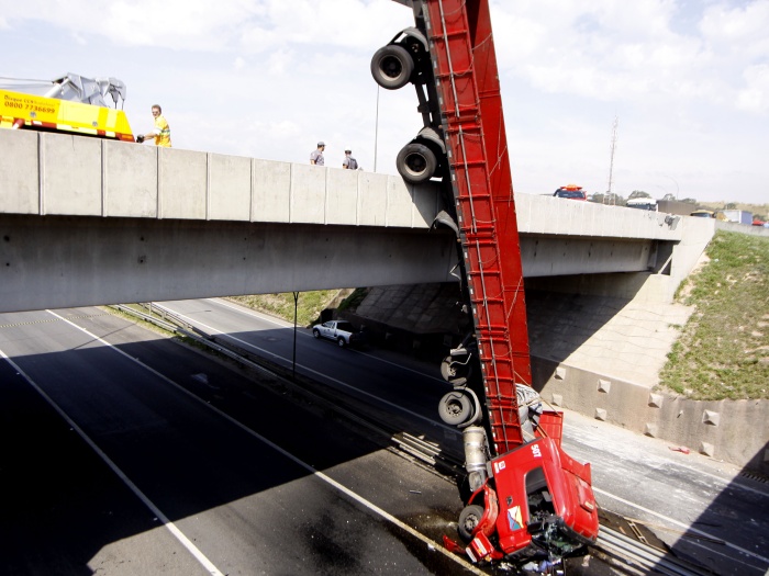 Acidente com carreta aconteceu no final da manhã desta segunda-feira (8) (Rodrigo Coca/ Fotoarena/ AE) carreta ae
