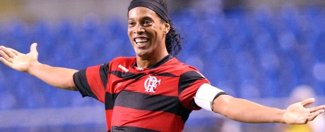 Ronaldinho faz de pênalti e dá vantagem ao Flamengo na Sul-Americana