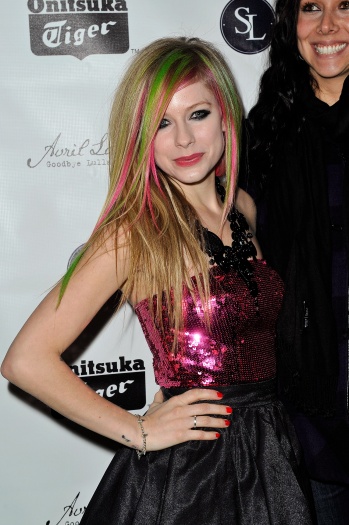 Avril Lavigne é fã da tendência. Recentemente, ela surgiu com mechas pintadas de várias cores diferentes
