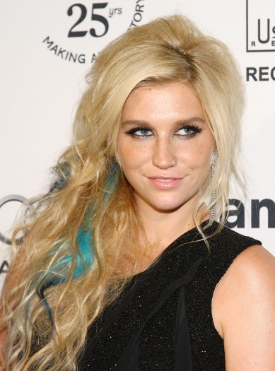 Kesha também apostou nas mechas azuis, um pouco mais discretas que as de Kate