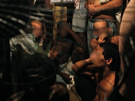 Em abril de 2009, a carceragem da Polinter, em Neves, tinha quase 600 presos a mais que sua capacidade (Dafne Capella / Divulgação) superlotação carcerária - polinter - Dafne Capella - abril de 2009
