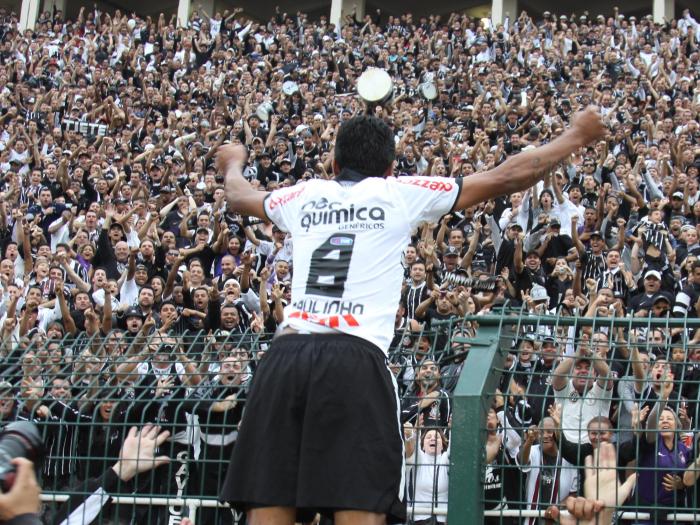 Leo Barrilari/ Gazeta Press Paulinho comemora junto com a torcida o primeiro gol do Corinthians no jogo contra o Ceará. A partida teve o retorno de Julio Cesar e Alessandro, uma homen...