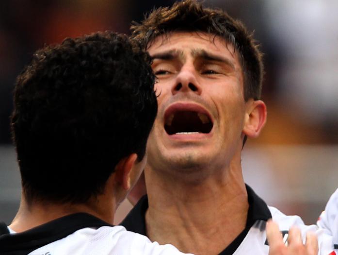 Djalma Vassão/ Gazeta Press O jogador Alex comemora muito o "golaço" marcado ainda no primeiro tempo do confronto contra o Ceará. O time adversário acabara de fazer um gol após uma bo...