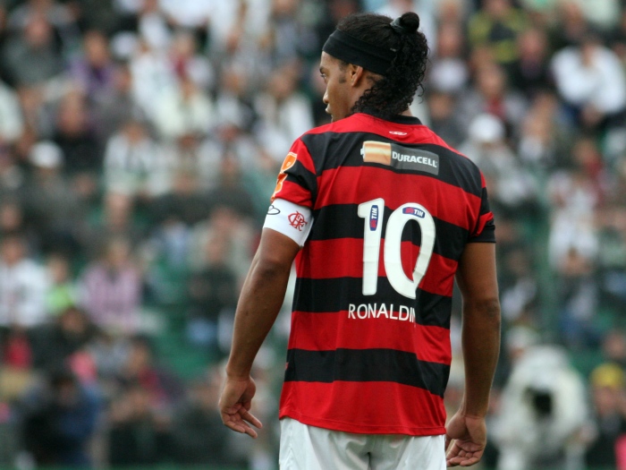 Ronaldinho Gaúcho participou diretamente dos dois gols de Deivid contra o Figueirense, mas parecia apagado quando o time adversário conseguiu o empate