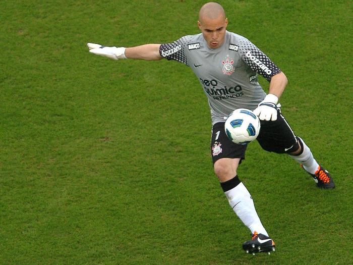 Mauro Horita / Agif/Gazeta Press O goleiro Julio Cesar foi aclamado pela torcida, antes da partida começar. Tomou dois gols, mas não foi "responsabilizado": a defesa corintiana tomou todas...