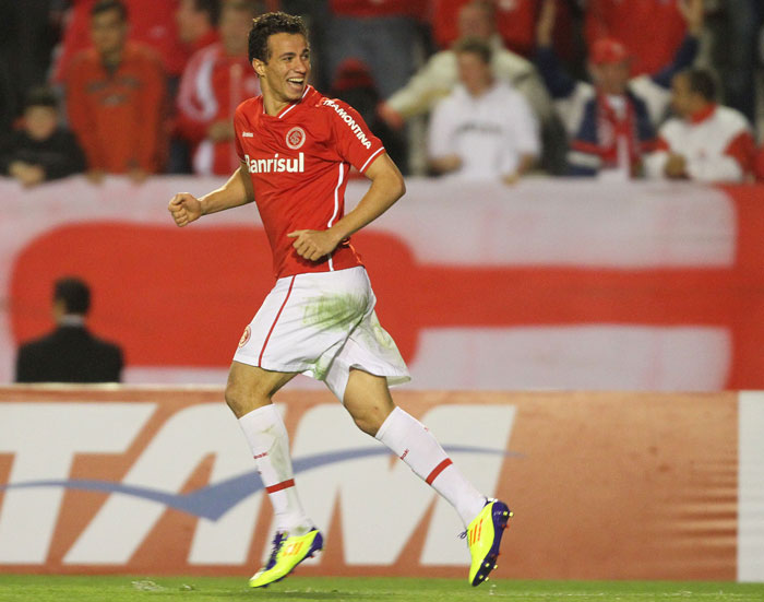 Quem também ganha outra chance no time é Leandro Damião, xodó e artilheiro do Internacional. Leia mais.