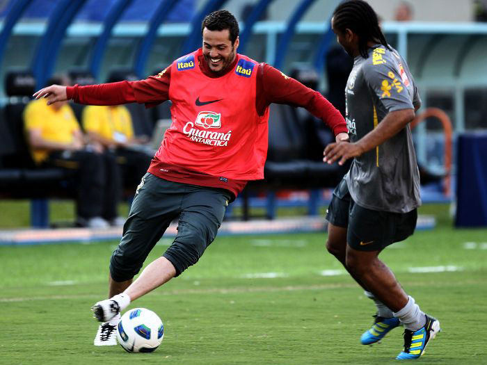 Júlio César não vive a sua melhor fase e está na mira da torcida. Mas, na visão de Mano Menezes ainda tem prestígio suficiente para continuar como titular ...