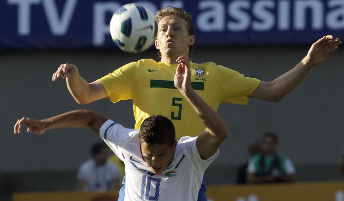 Lucas Leiva, do Liverpool, se mantém como o dono absoluto da camisa 5 da seleção. Leia mais.