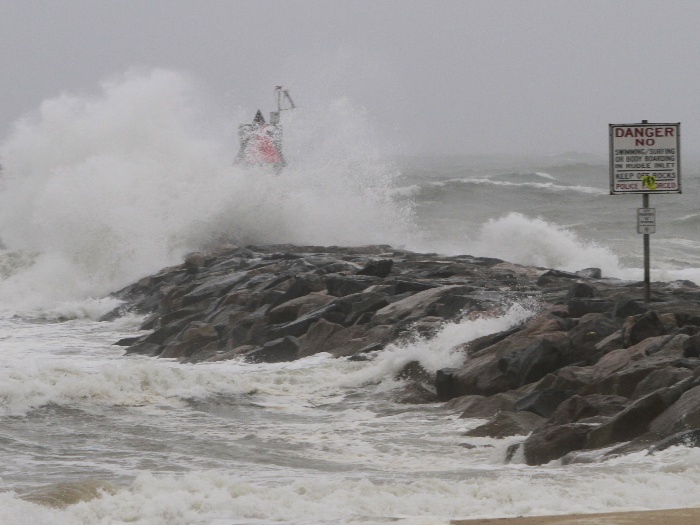 Mar de Virginia Beach, na Carolina do Norte, fica muito agitado pela passagem do furacão Irene