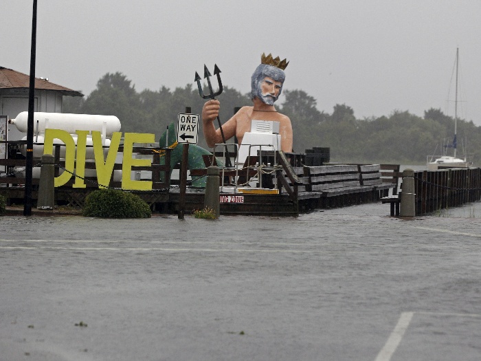 O furacão causa enchente que cobre rua e a entrada de uma loja de mergulho em Morehead City, na Carolina do Norte