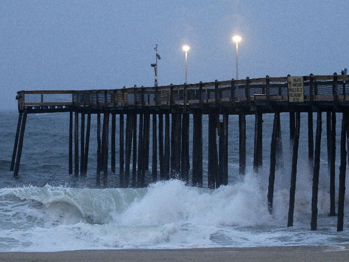 O mar da região costeira da Carolina do Norte ficou agitado neste sábado (28), depois de ser atingido pelos ventos e pela chuva forte,  reflexos do furacã...