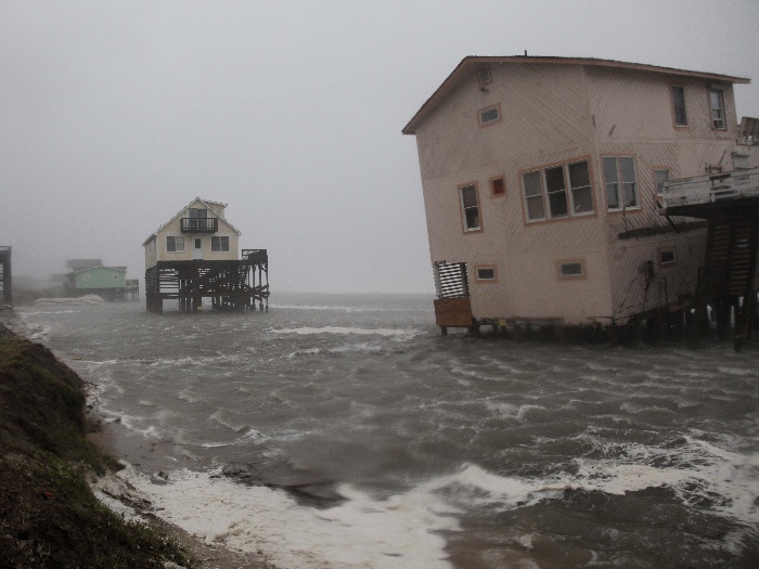 Casas da cidade de Nag Head, localizada no litoral do Estado, que foram esvaziadas, estão sendo tomadas pelas águas