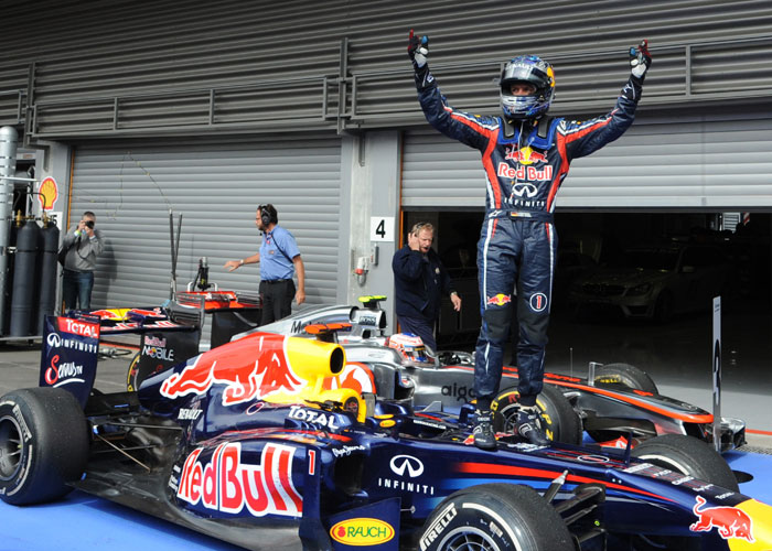 vettel-belgica-sobre-carro-700x-280811-afp