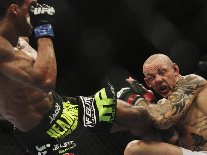 O inglês Ross Pearson já é feio normalmente. Quando apanha de Edson Barboza, então, fica ainda pior... Leia mais sobre o UFC Rio