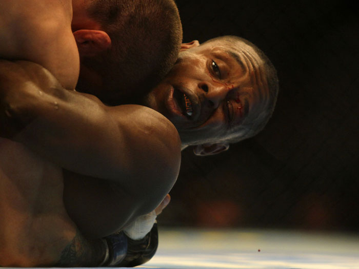 Na primeira luta da noite do UFC Rio, Yves Jabouin não fez a menor questão de parecer bonito para as câmeras. O que importa, porém, é que ele derrotou Ian ...