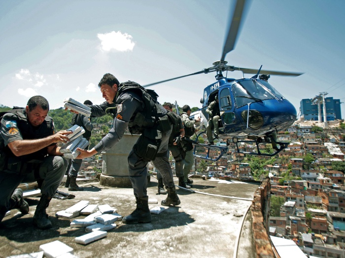 Policiais recolheram toneladas de drogas durante a ocupaçãdo do Complexo do Alemão, em novembro do ano passado (Miguel Fernandes/ 28.11.2010/EFE) Drogas alemão