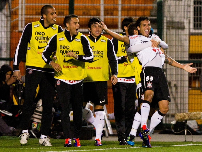 O Corinthians chegou aos 101 anos liderando o Campeonato Brasileiro, comemorando uma vitória suada contra o Grêmio. Na véspera de seu aniversário, o Timão ...