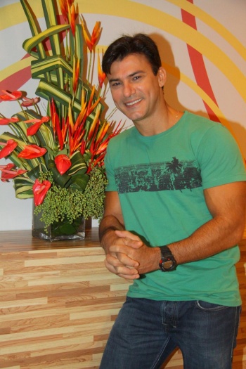 Com 42 anos, Leonardo Vieira está mostrando todos os seus músculos na novela Vidas em Jogo (Record). Ele faz o Ernerto, amante da ex-garçonete Divina (Vane...