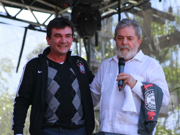 Lula e Andrés Sanchez sobem ao palco para saudar os corintianos presentes. Antes disso, os dois estiveram numa cerimônia promovida pela Odebrecht, a portas...