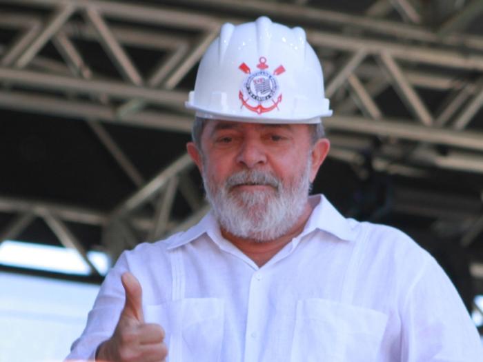 Ao ser aplaudido pela multidão, Lula - com um adereço adequado para a ocasião - emocionou-se ao ficar frente a frente com o grande público novamente, após ...