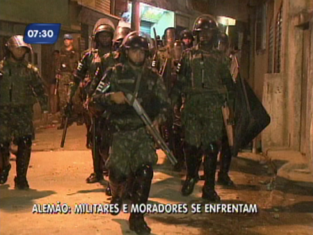 Policiamento na região foi reforçado com cem homens (Reprodução Rede Record) militares450x338