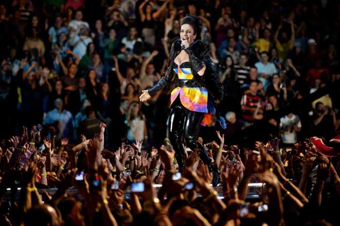 Ivete Sangalo, cantora
- Estava em minha casa, arrumando as malas para ir para Los Angeles, para a cerimônia do Grammy Latino. Uma hora depois recebi a inf...