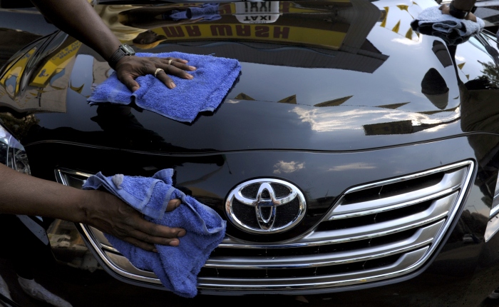 Cuidados básicos, como lavar e encerar, ajudam a manter a pintura sempre brilhante (Susan Walsh/08.09.2010/AP) Lavagem carro AP G