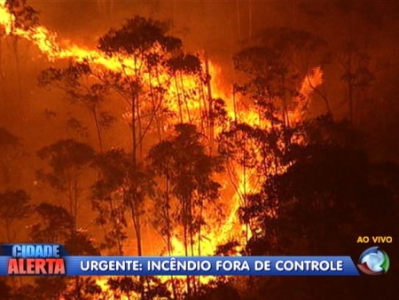 Incêndio atinge mata em Caieiras na noite desta sexta-feira (Reprodução/TV Record) incendios-caieiras-hg-20110909