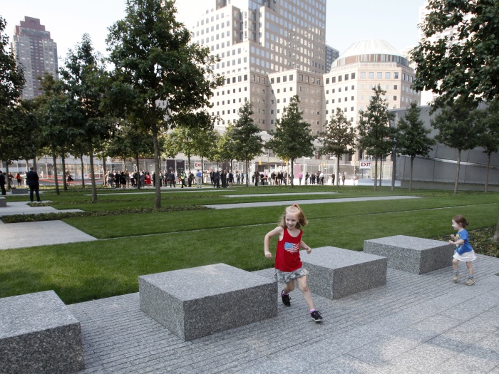 Na foto crianças correm pelos jardins do memorial durante o primeiro dia de visitações