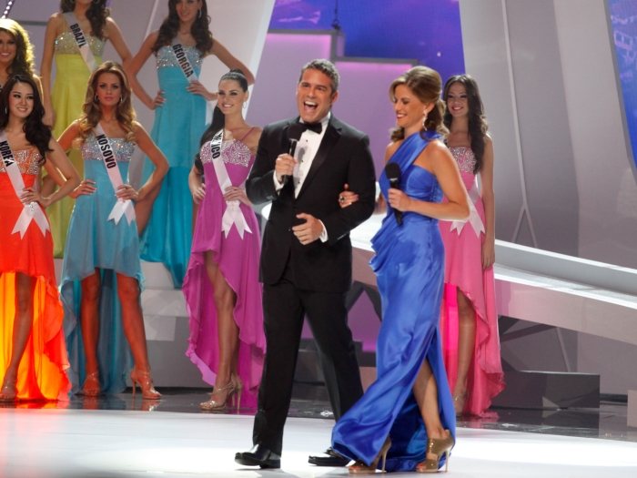 Os apresentadores oficiais do Miss Universo, Andy Cohen e Natalie Morales, recepcionam o público, o júri e as candidatas do Miss Universo 2011 no Credicard...