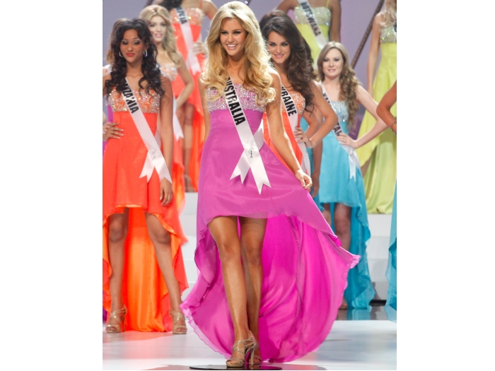 Miss Australia, Scherri-lee Bigs se apresenta para a plateia, os jurados e os convidados em São Paulo, na final do concurso Saiba mais sobre a vitória de L...